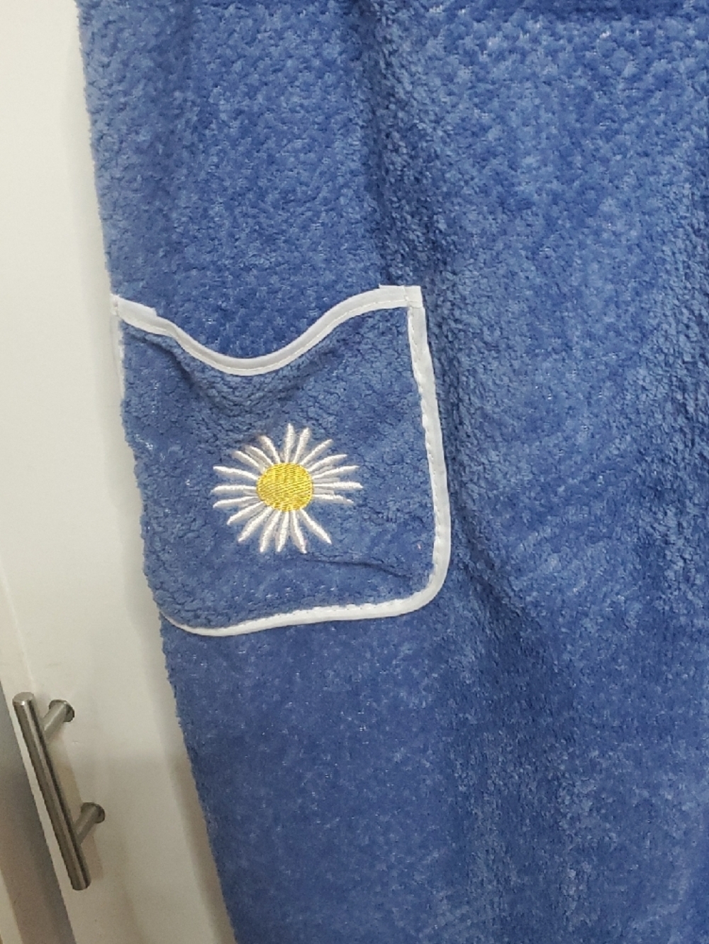 Blue Plush Wearable Towel with Daisy Pocket - Picture 3 of 9